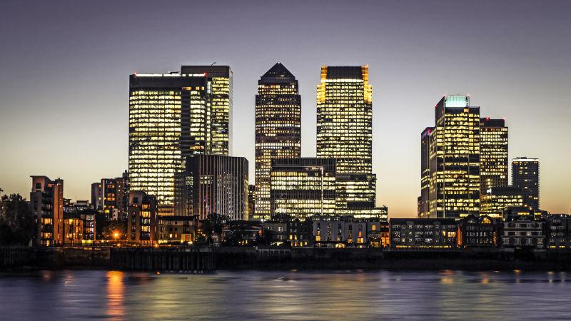 黄昏时分伦敦著名金融区的摩天大楼美景