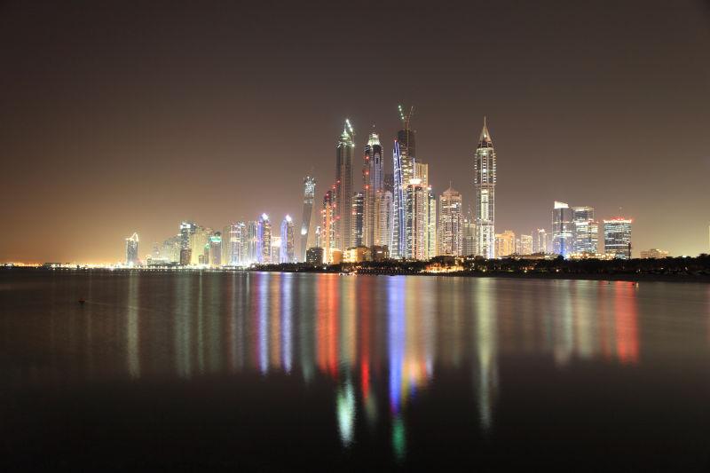 迪拜码头的天际线夜景