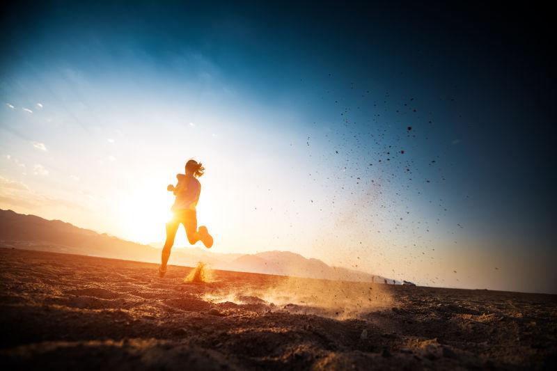 女人在沙漠里奔跑到处都是灰尘