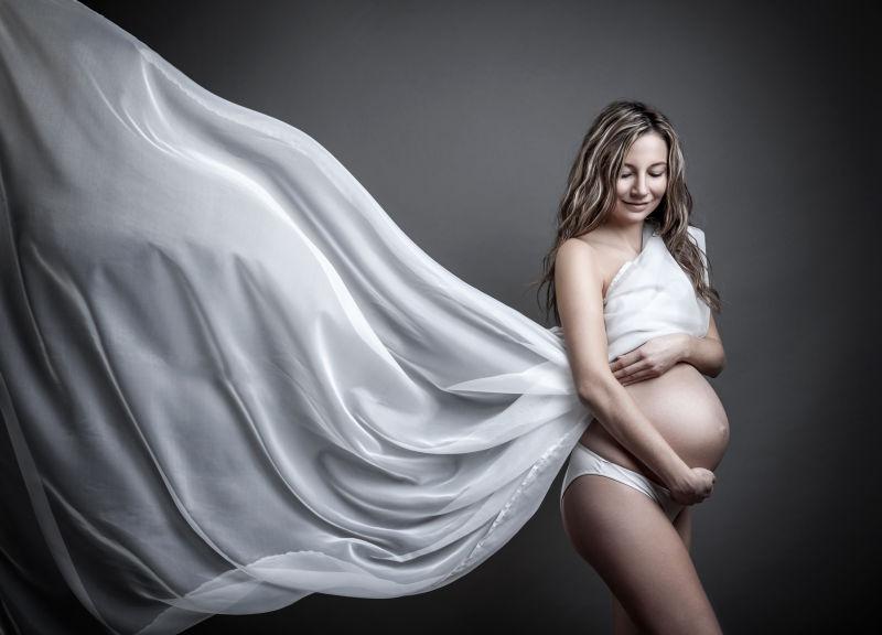 一个裹着布料的孕妇的肖像