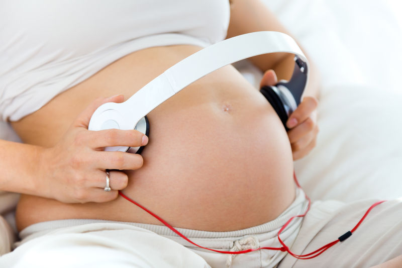 孕妇给肚子里的孩子听音乐