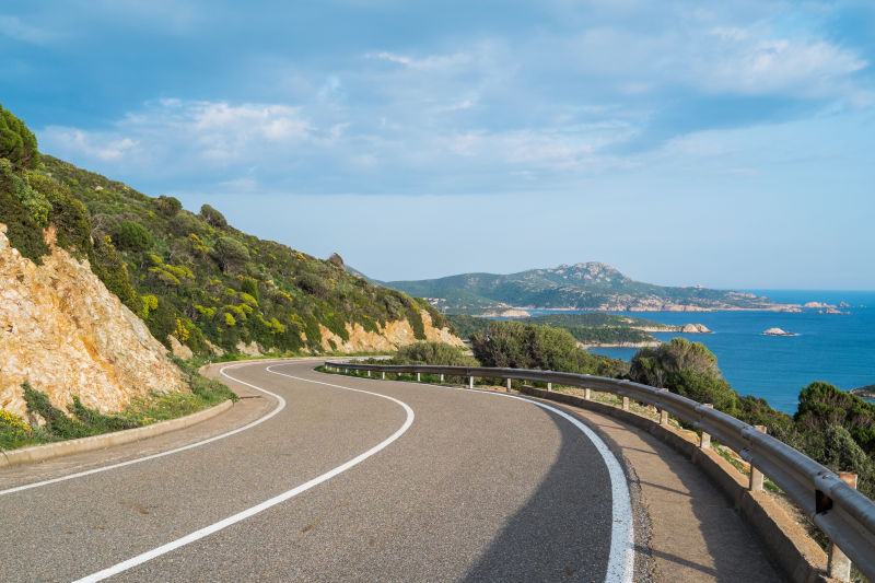 靠着海的公路