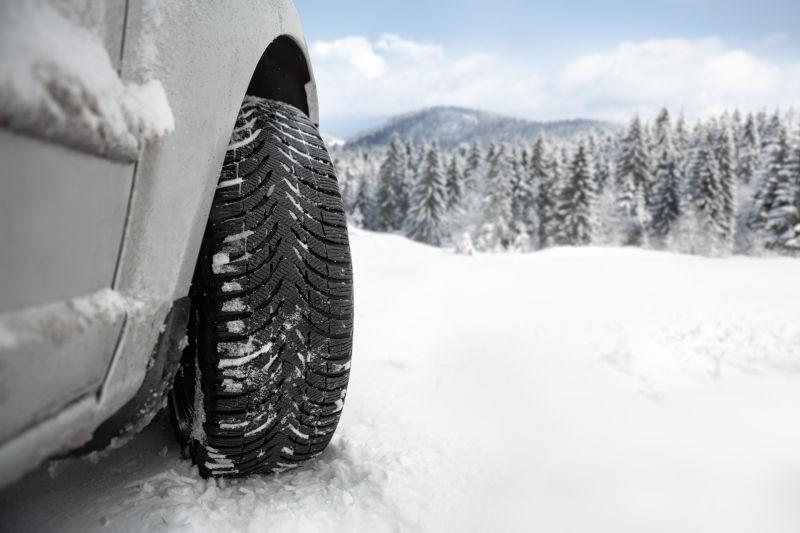 雪中的汽车轮胎