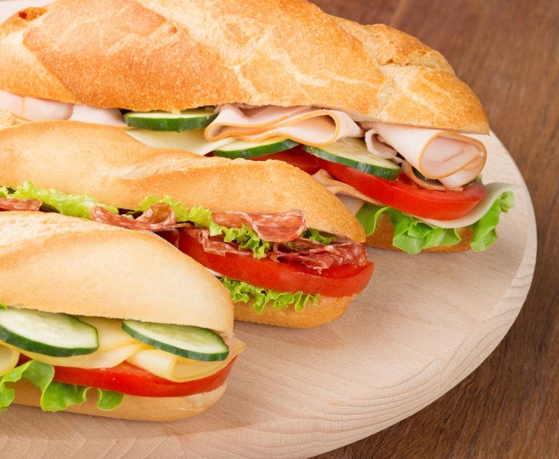 切肉板上有美味馅料的三明治