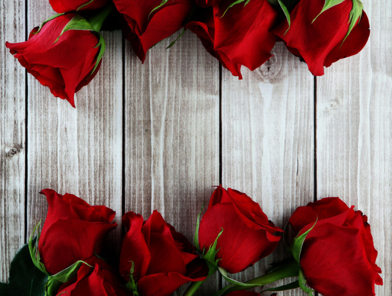 情人节木制地板上的红玫瑰