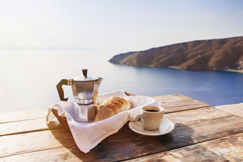 清晨间的面包与咖啡