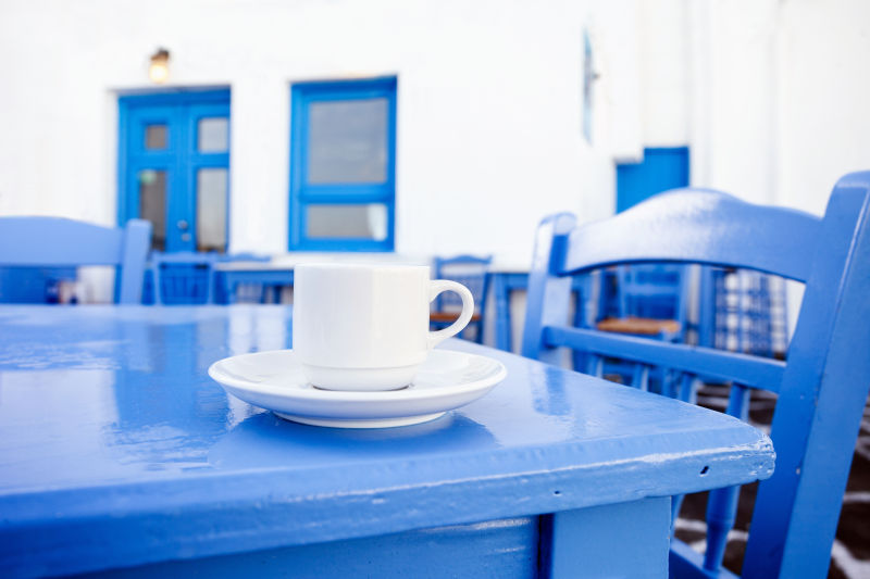蓝色桌上的咖啡杯