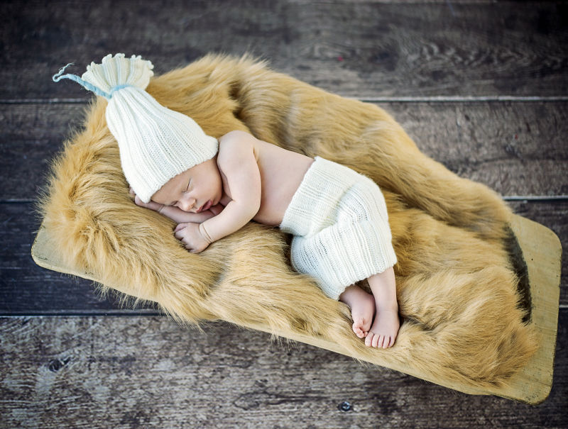 躺在毛毯上睡觉的婴儿