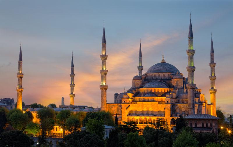 黄昏下美丽的蓝色清真寺景色
