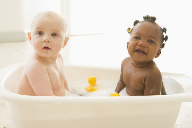 泡泡浴中的两个婴儿