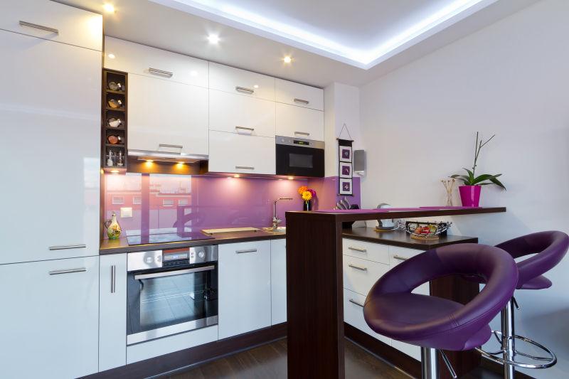 现代白色和紫色厨房内部