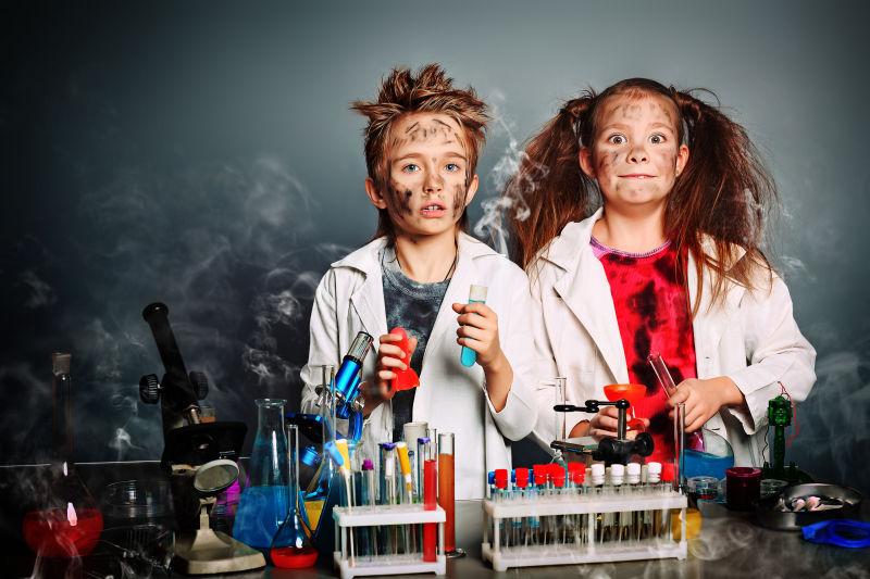 两个孩子在做科学实验