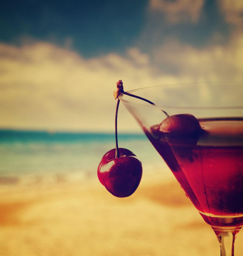 复古风格的海滩上的樱桃鸡尾酒