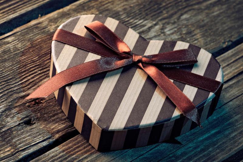 心形情人节礼物盒在旧木头上
