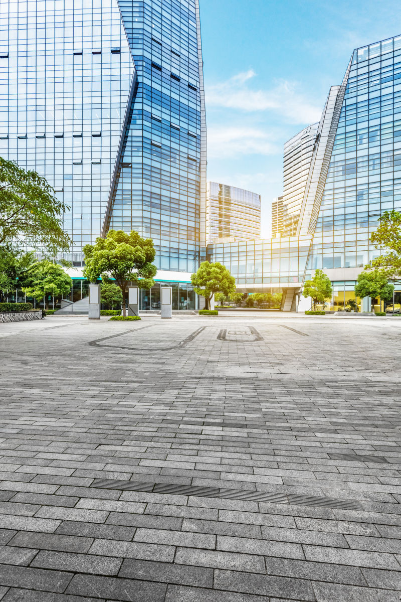 城市空旷道路和现代建筑