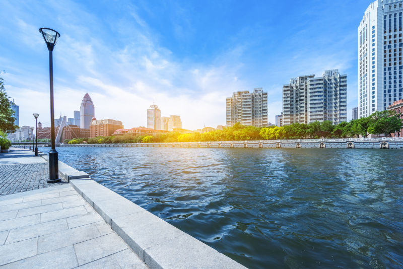 河边的空瓷砖地板和城市天际线