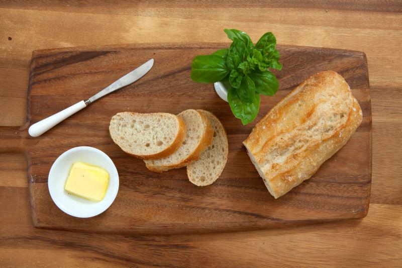 木制背景下切片的美味的面包