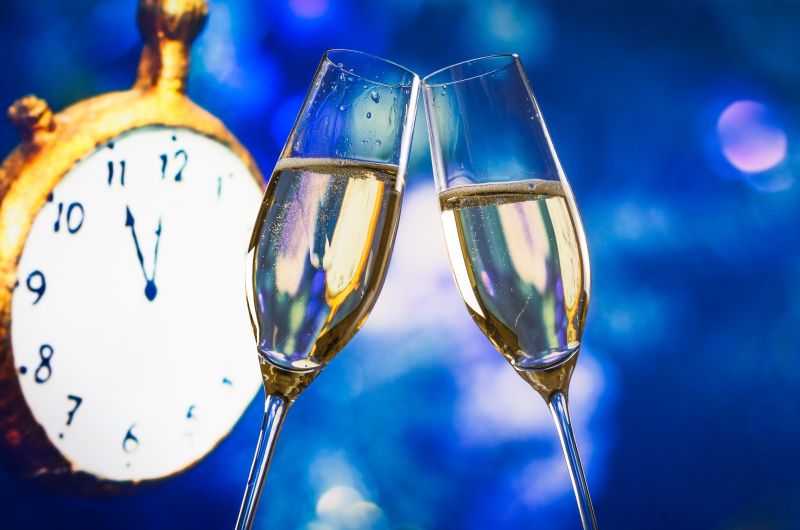 庆祝新年的两杯香槟酒