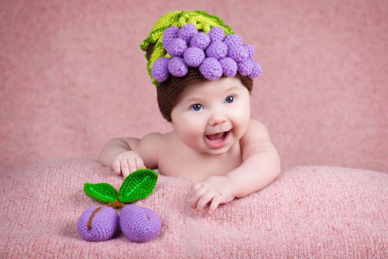 新生婴儿一种以葡萄的形式编织的帽子