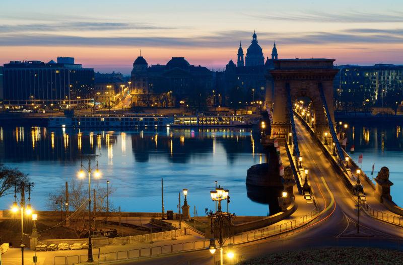 布达佩斯著名链桥夜景