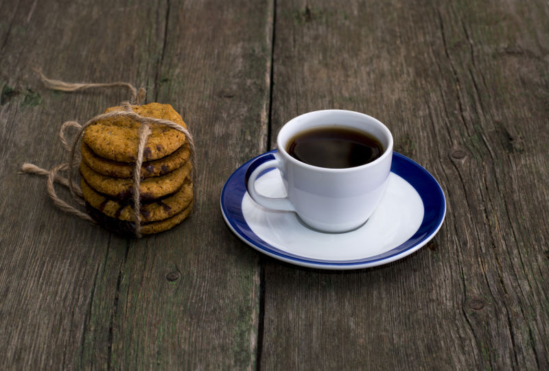 木桌上一杯咖啡与饼干