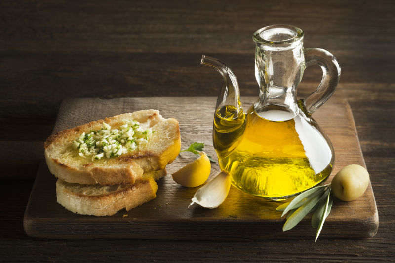 橄榄油和面包开胃菜