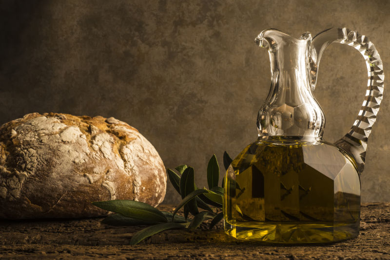 特级初榨橄榄油和面包