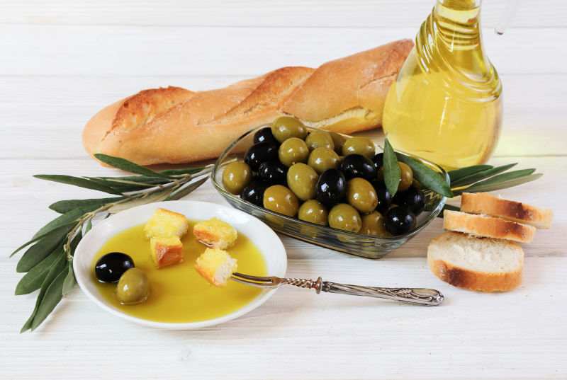 橄榄配橄榄油和面包