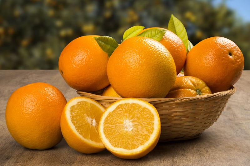 橙色背景下的一些橘子