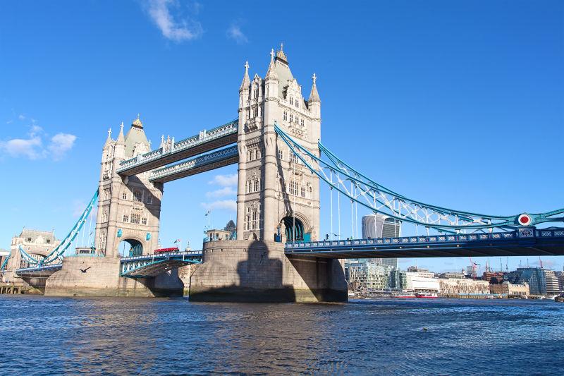 蓝天下的英国伦敦塔桥