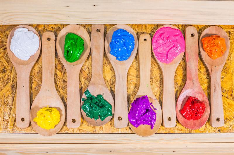 木勺上颜色各异的油漆