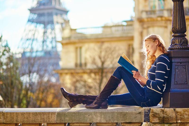在巴黎户外阅读的女孩