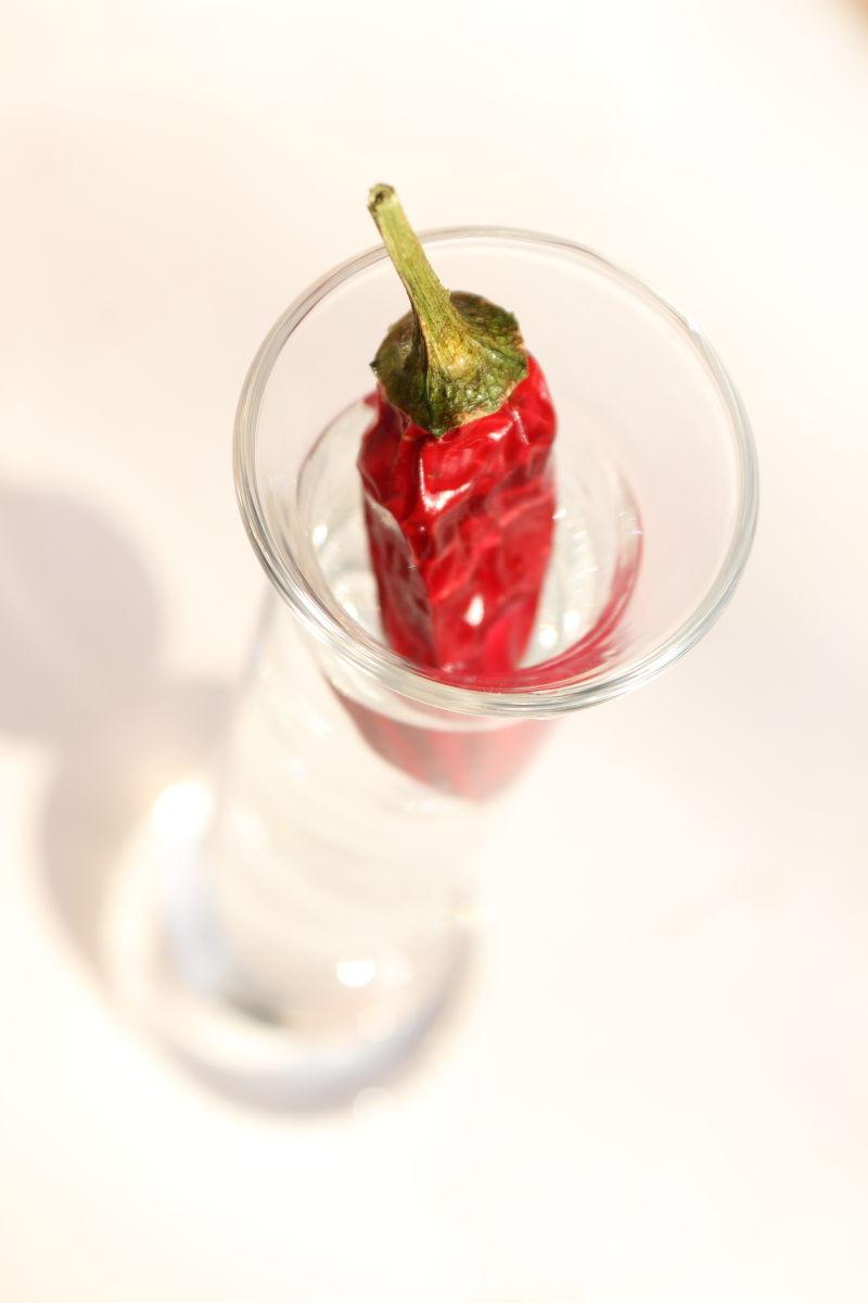 放在透明玻璃杯中的红色辣椒