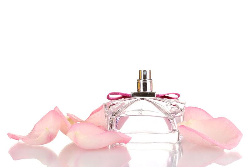 粉色花瓣衬托下的香水瓶