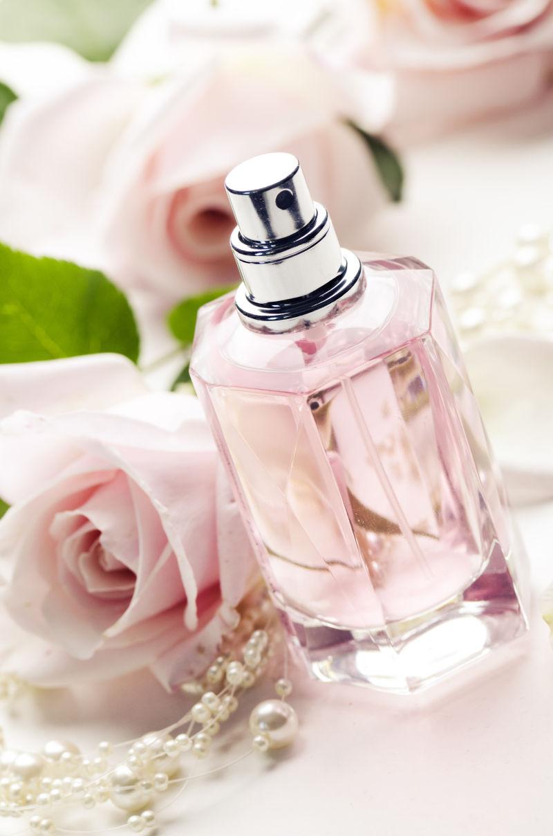 香水瓶和玫瑰花