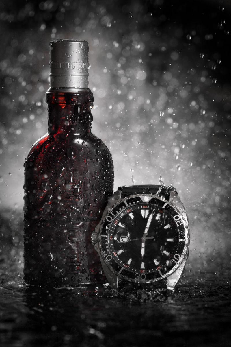 水滴下的手表和香水