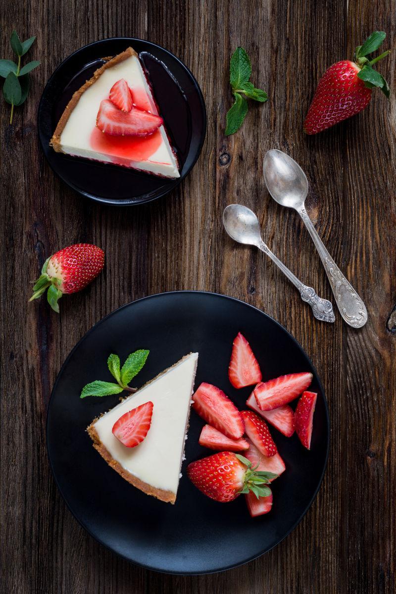 木桌上的草莓蛋糕