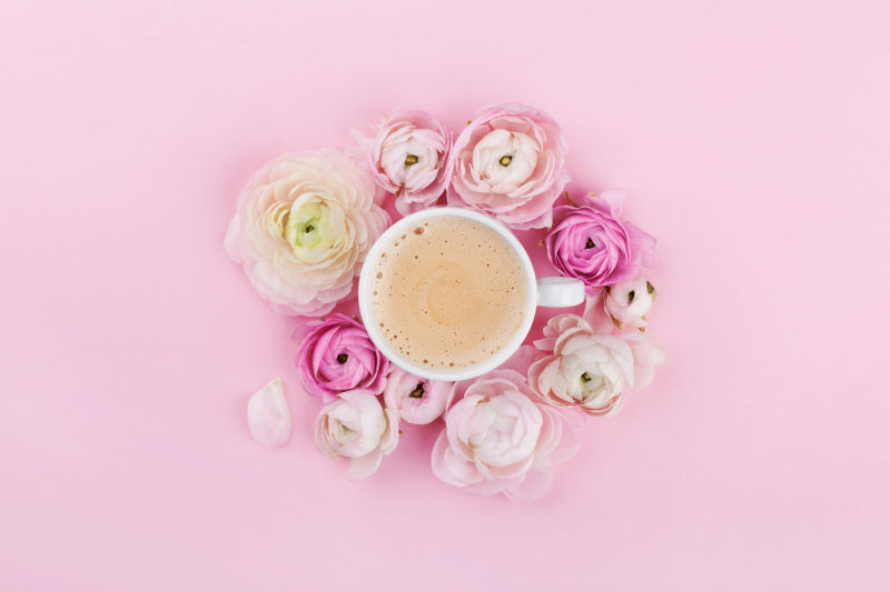 粉色桌面上的咖啡