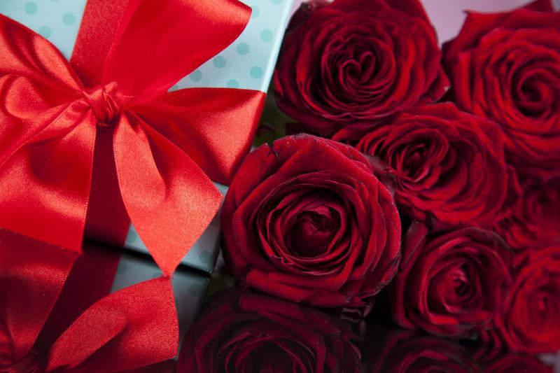 情人节红玫瑰和礼品盒