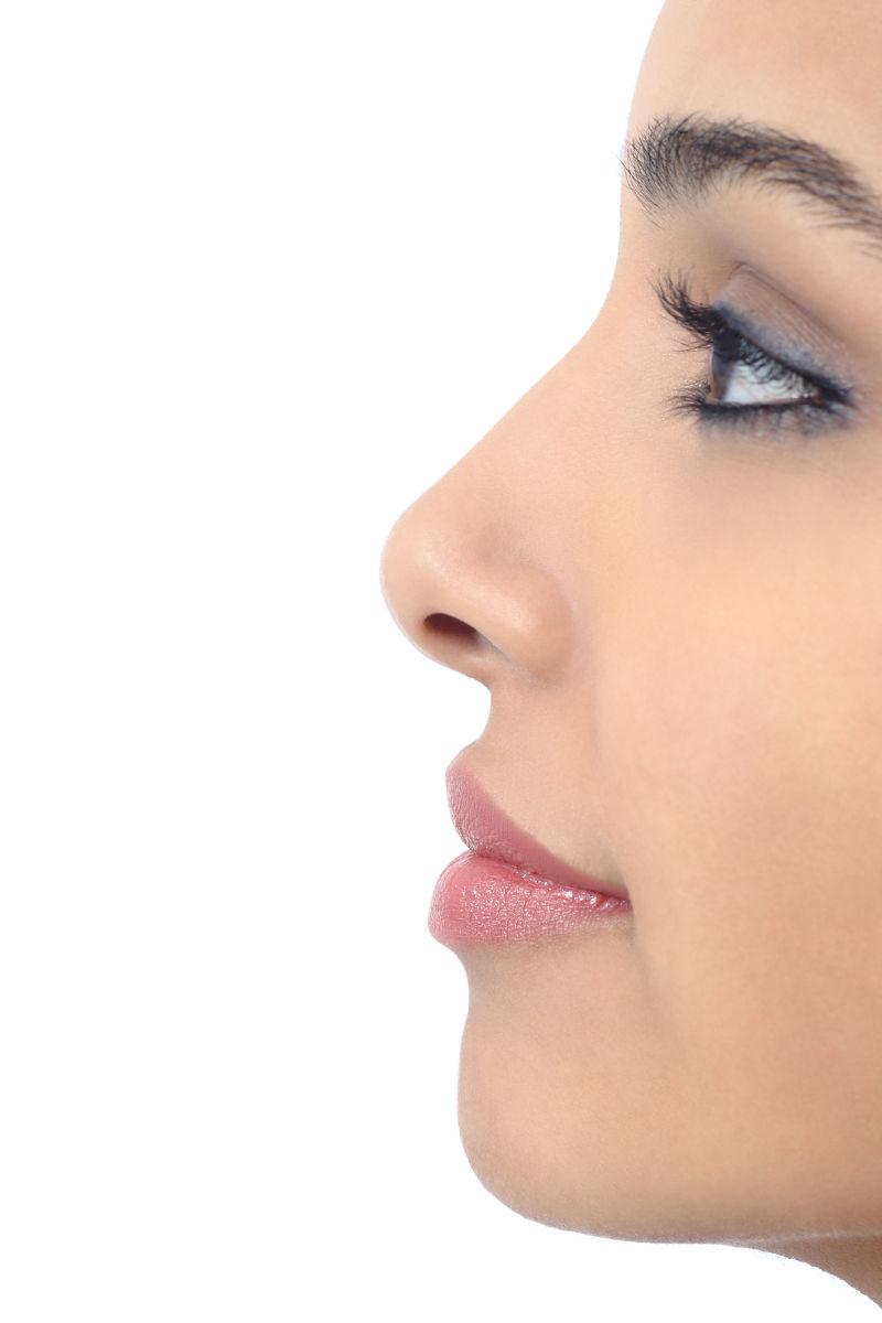 白色背景下完美女性鼻子的轮廓