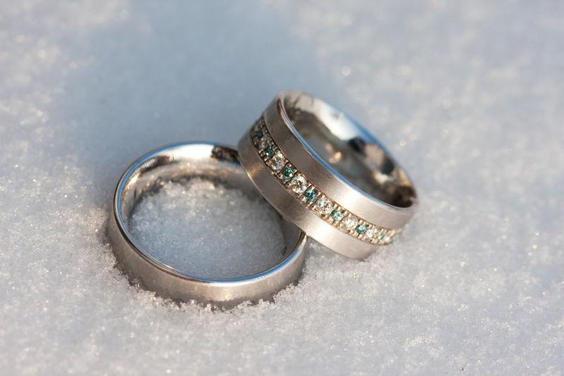 雪中的结婚戒指