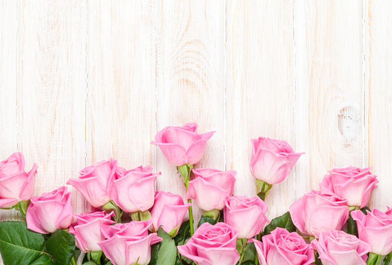 木桌上的粉红玫瑰