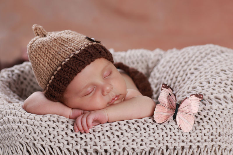 睡着的宝宝与粉色的蝴蝶