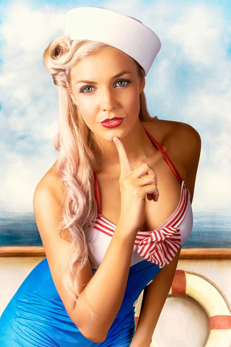 一个性感的海军水手服的金发美女