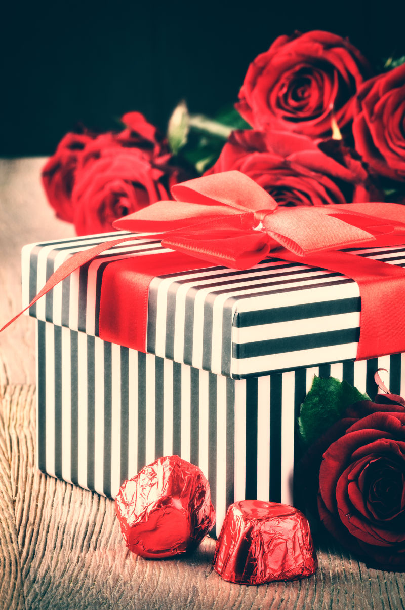 木板上情人节红玫瑰和礼盒