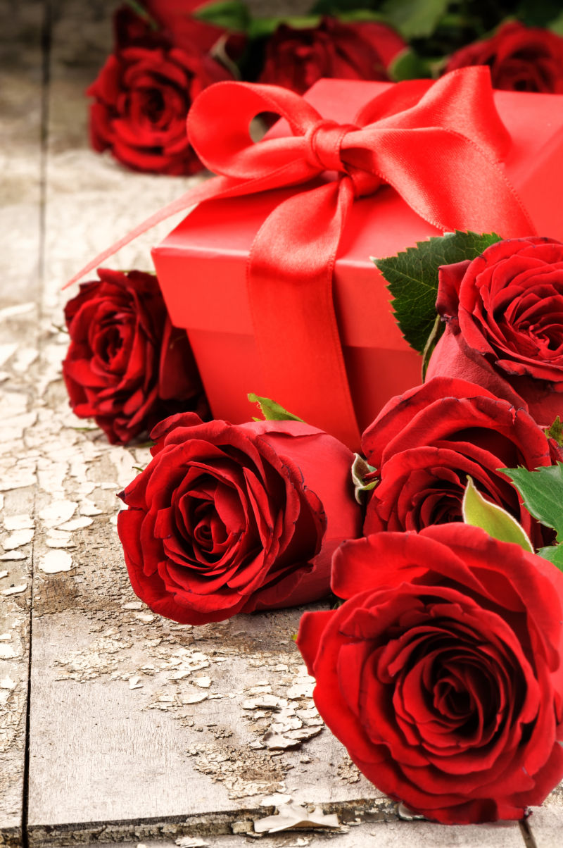 情人节红玫瑰和礼物