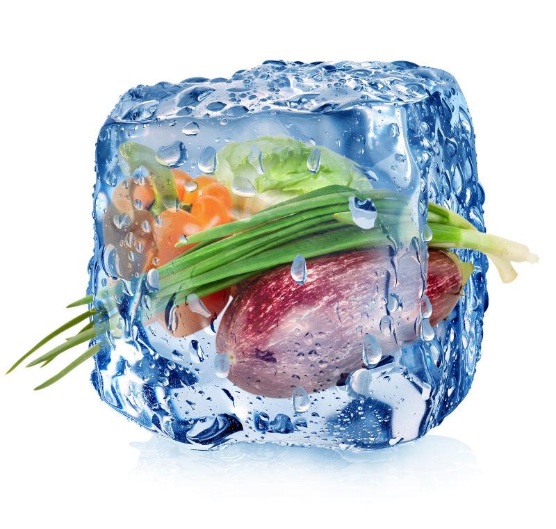 冰块中的冰冻蔬菜