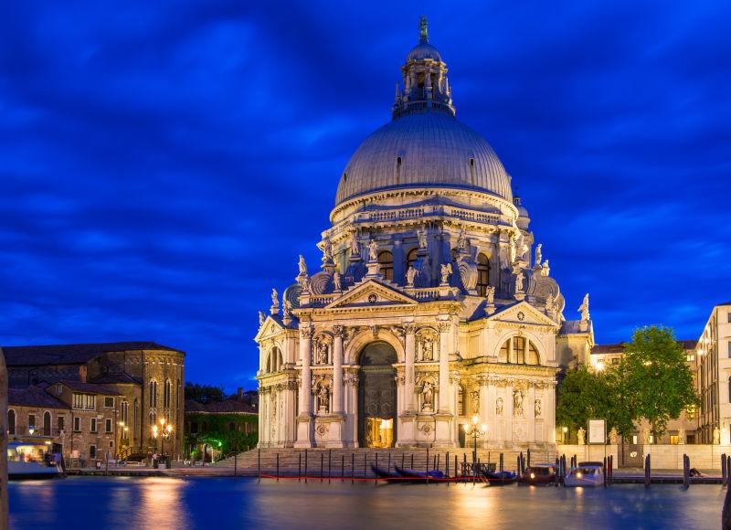 夜幕时分威尼斯的圣玛丽亚教堂