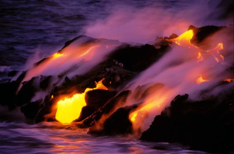 黄昏火山喷发