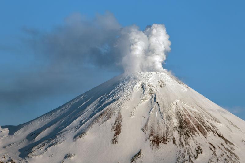 雪上上的火山喷发